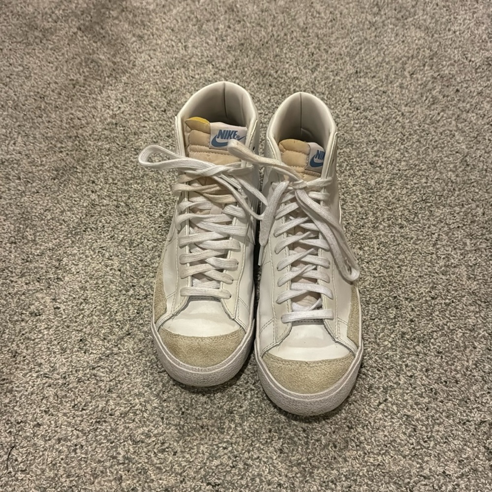 NIKE - womens blazer mid shoes. SIZE 9